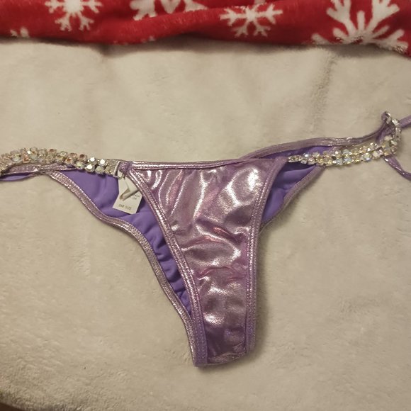 Posing bikini - Picture 2 of 4